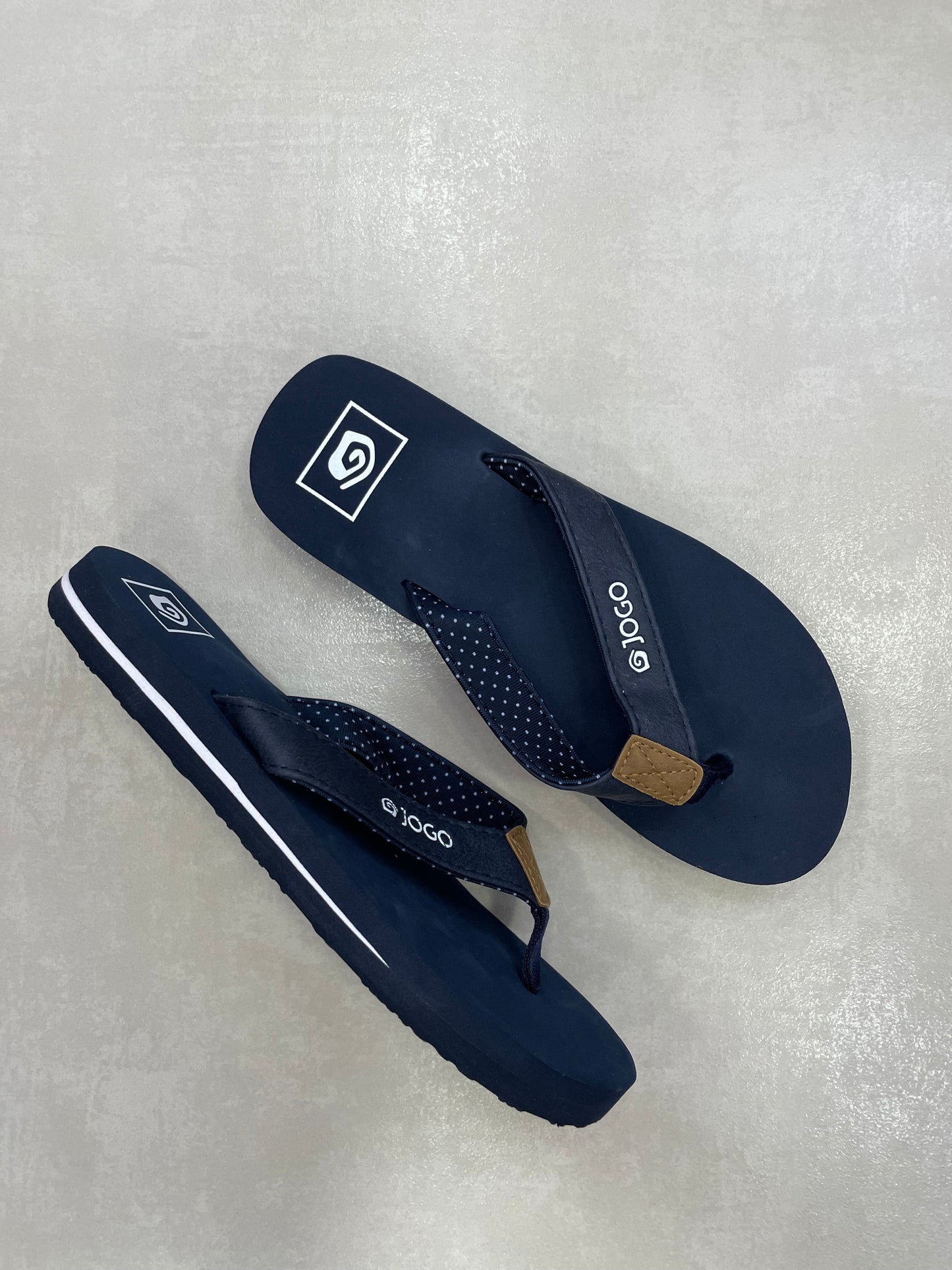 14391 – Chancletas Azul Marino con Detalle en Cuero