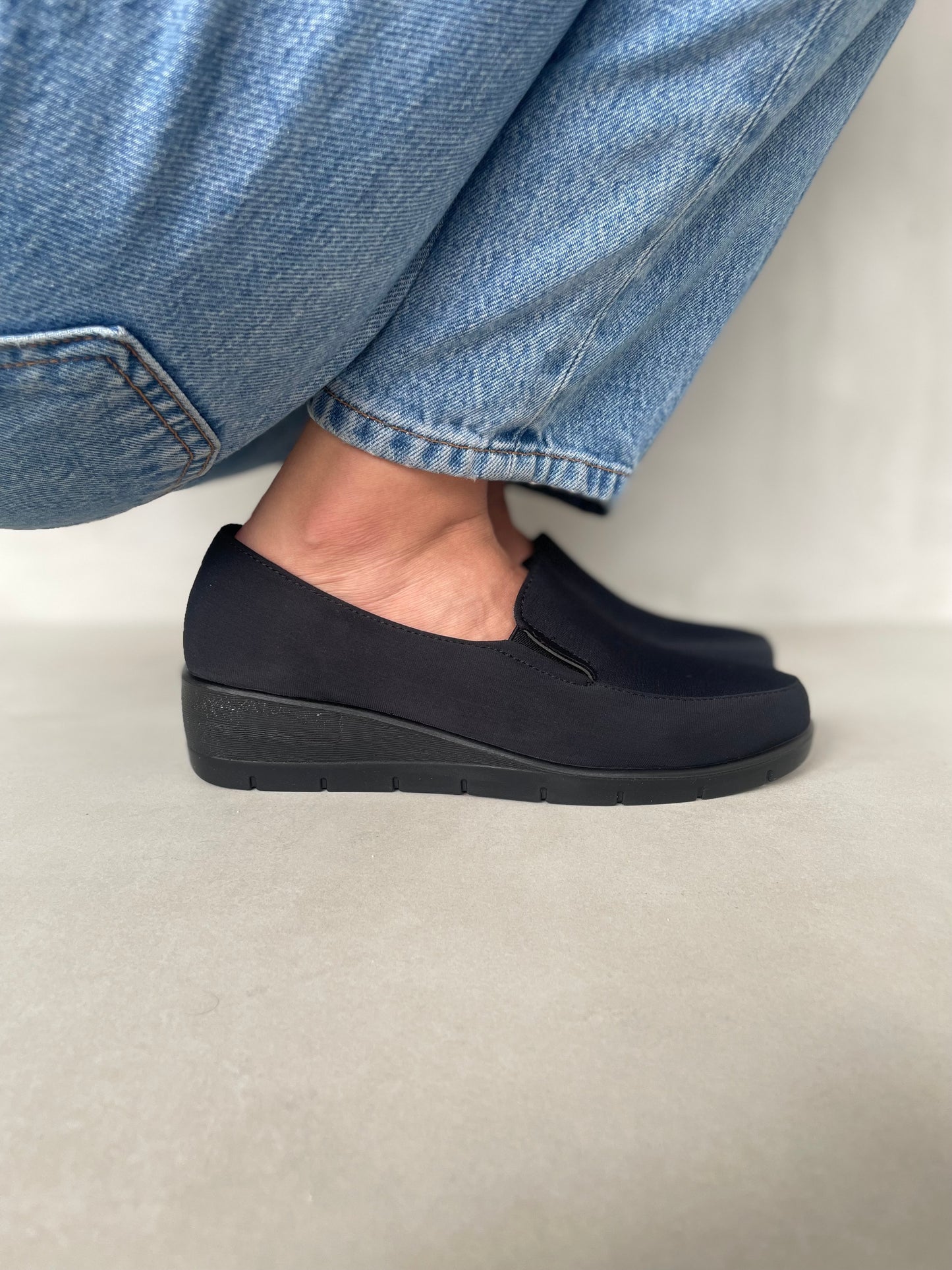 14084 – Zapatos Slip-On Negros Tejidos con Plataforma Ligera