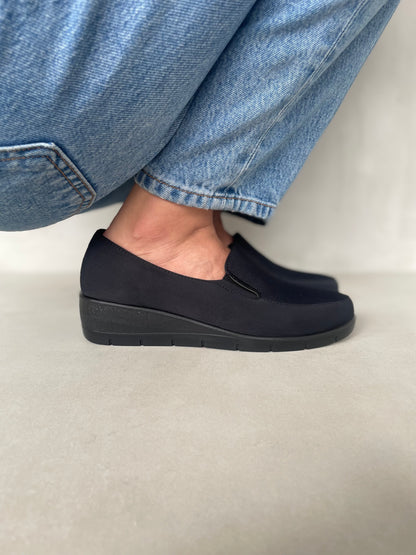 14084 – Zapatos Slip-On Negros Tejidos con Plataforma Ligera