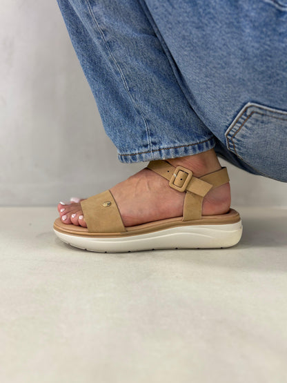 14369 – Sandalias Camel con Plataforma Ligera y Hebilla Ajustable