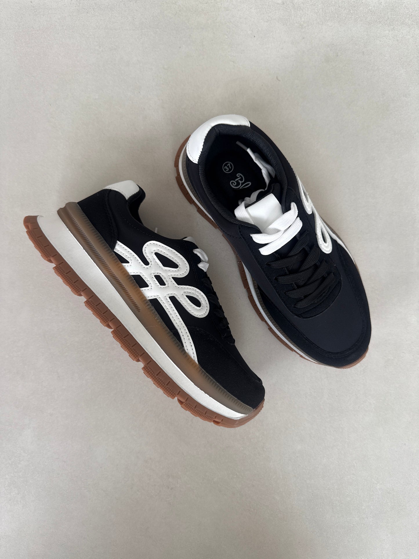 14435 – Tenis Negros con Detalles Blancos y Suela Bicolor