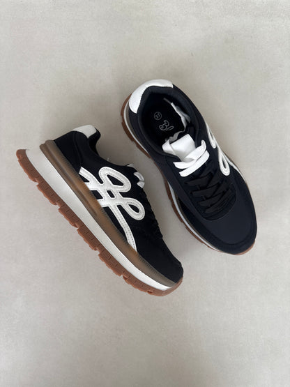 14435 – Tenis Negros con Detalles Blancos y Suela Bicolor