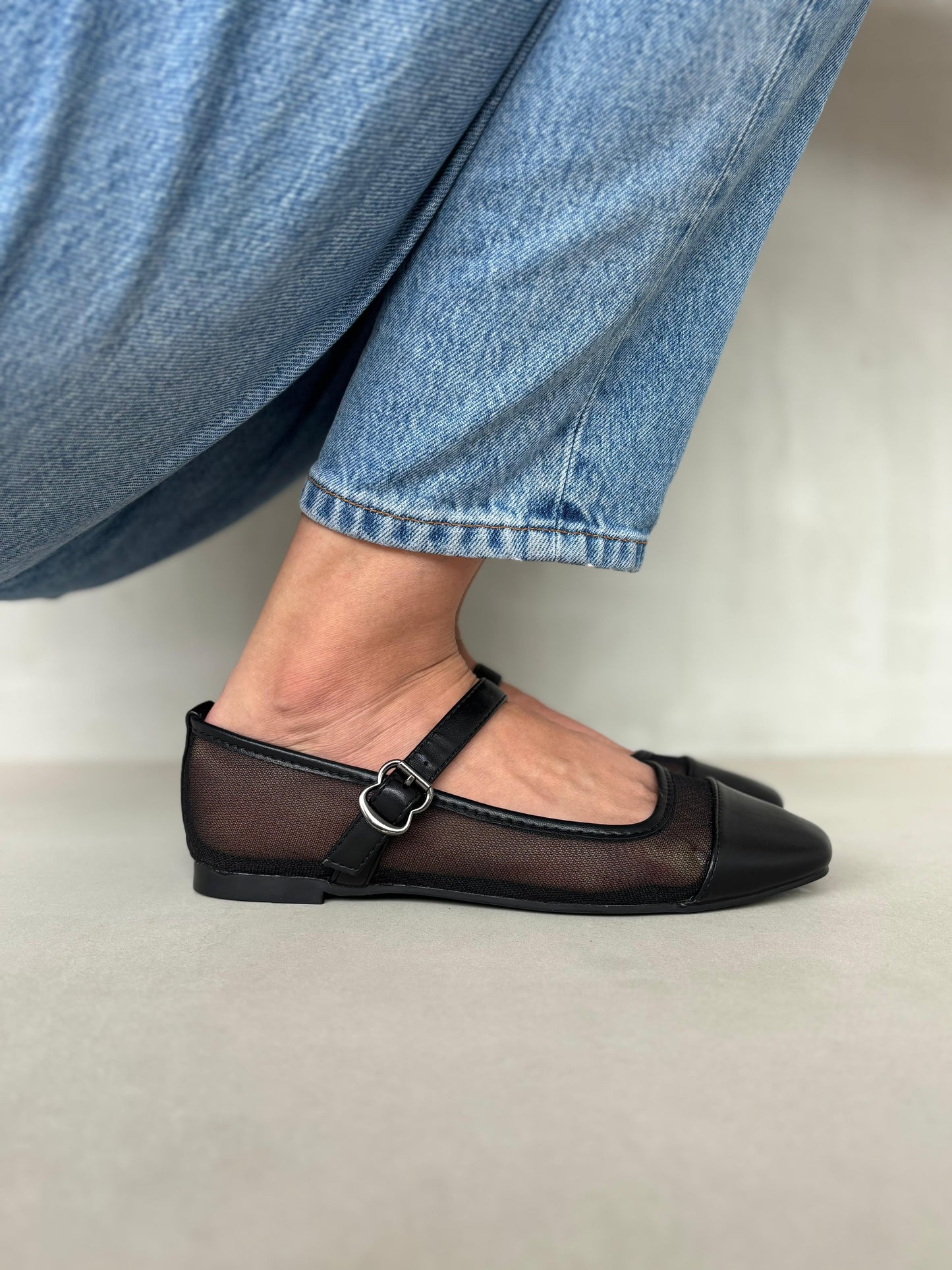 13768 - Bailarinas de Malla en Color Negro con Punta Satinada