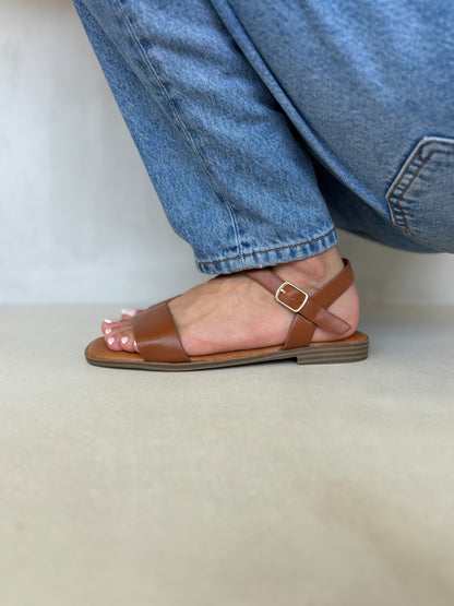 14411 – Sandalias Camel con Hebilla Dorada y Suela Baja