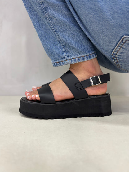 14269 – Sandalias Negras con Plataforma Alta y Hebilla Metálica