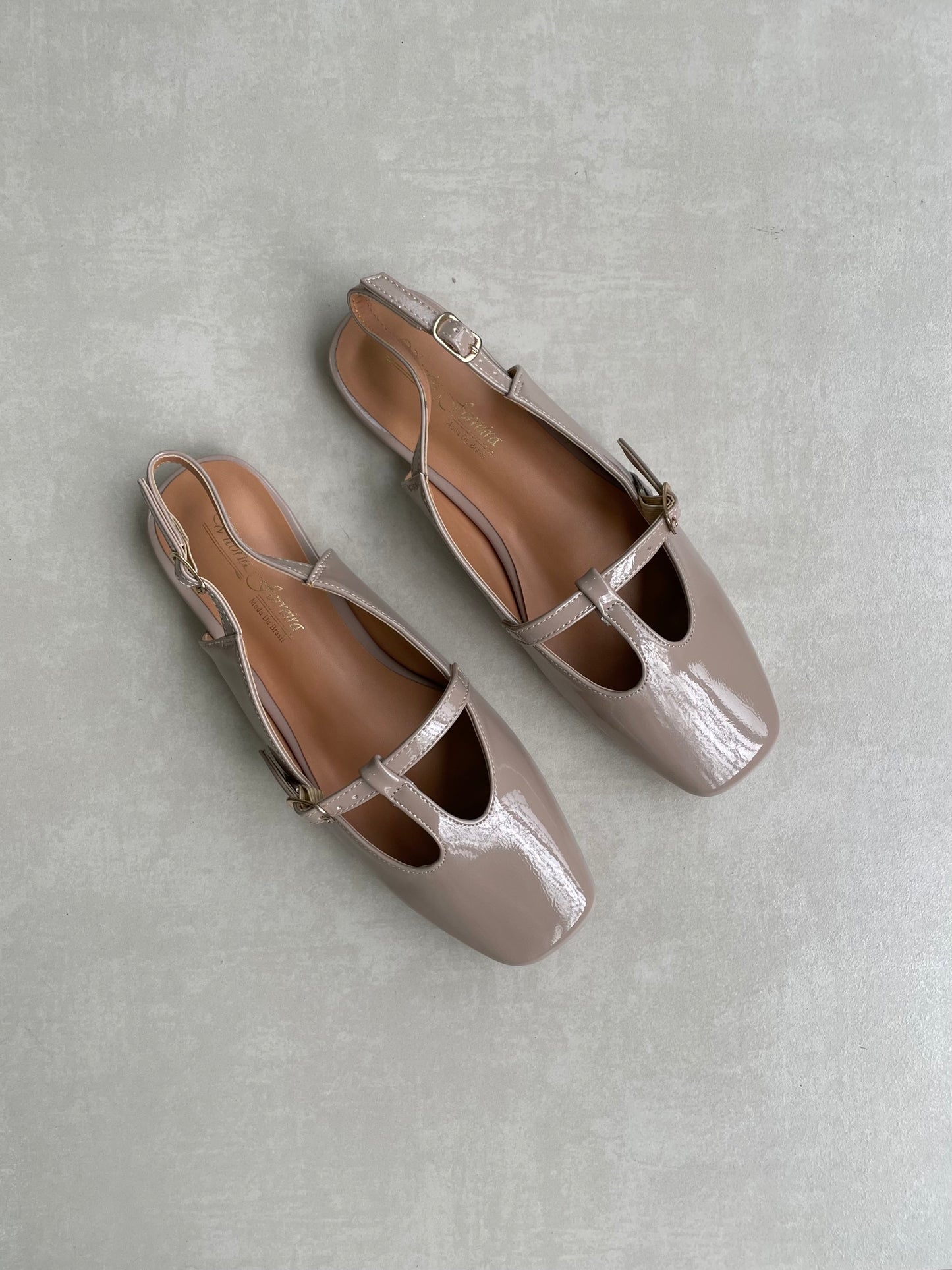 14455 – Bailarinas Taupe en Charol con Hebilla Lateral
