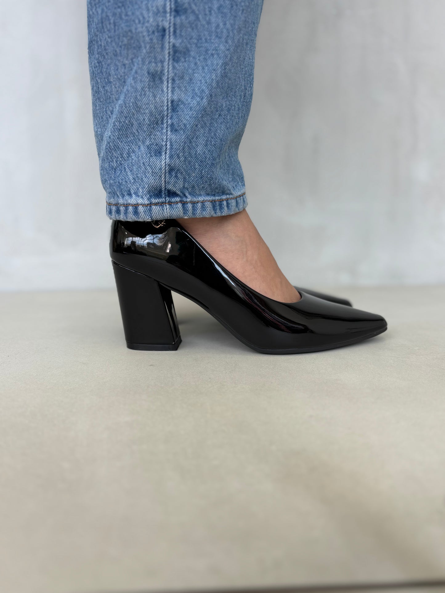 14254 – Zapatos negros de charol con tacón alto cuadrado para dama