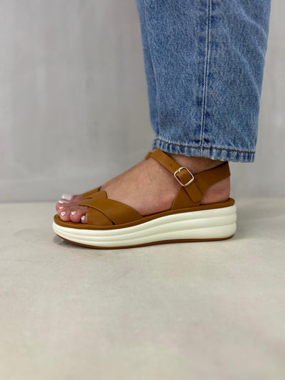 14357 – Sandalias Camel con Plataforma Ergonómica y Correa Ajustable
