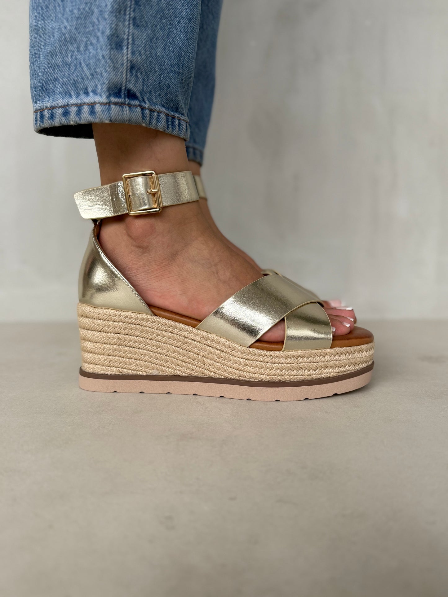 13746 - Sandalias para Mujer en Dorado Champagne con Cuña de Yute