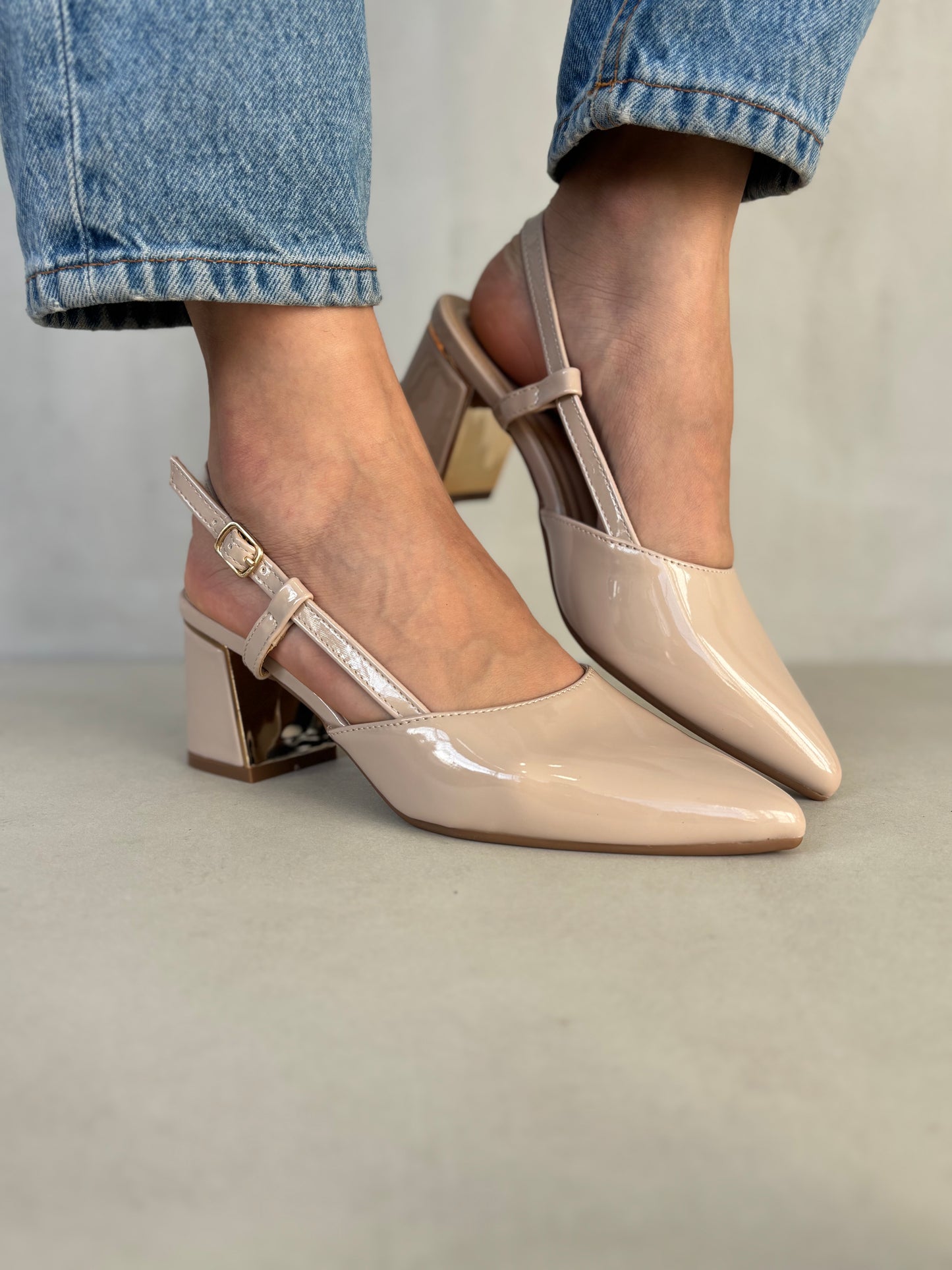 14341 – Zapatos Beige de Charol con Pulsera y Tacón Bajo