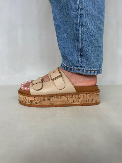 14355 – Sandalias Beige con Plataforma de Corcho y Hebillas Doradas