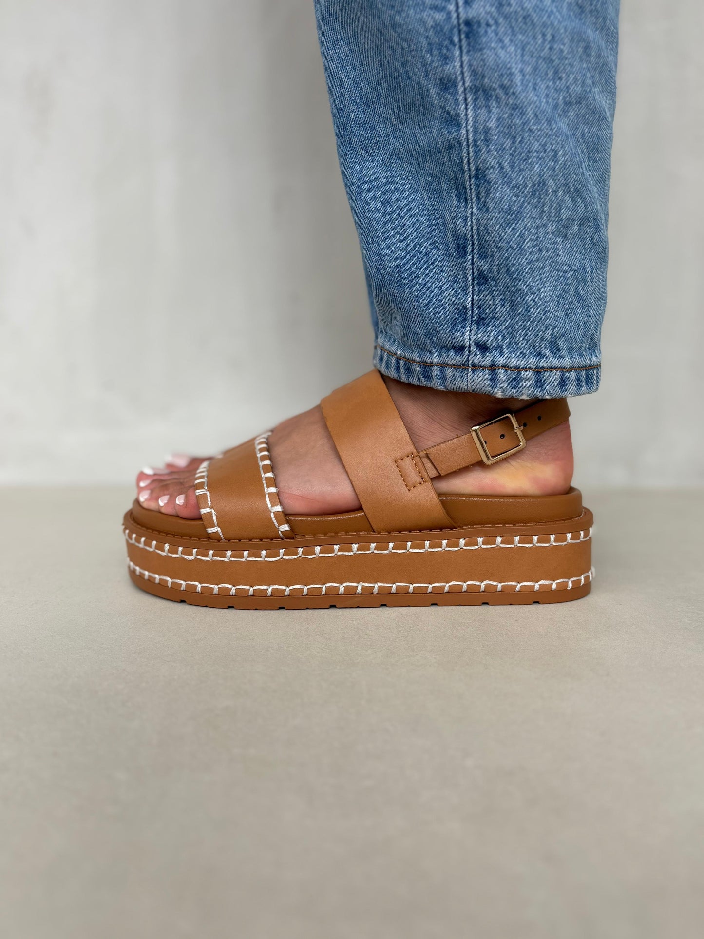 14351 – Sandalias Camel con Plataforma Alta y Detalles de Costura Blanca