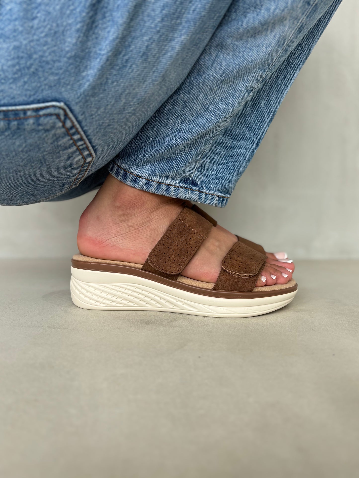 14363 – Sandalias Camel con Plataforma Ergonómica y Cierre de Velcro