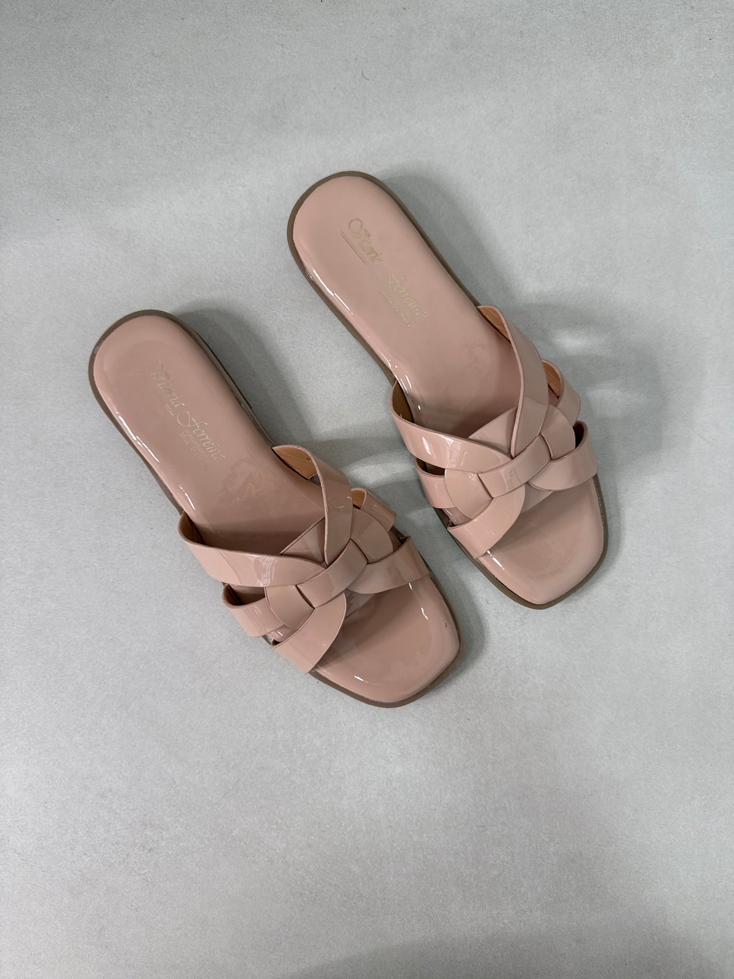 14408 – Sandalias Beige Nude con Diseño Entrelazado y Suela Plana