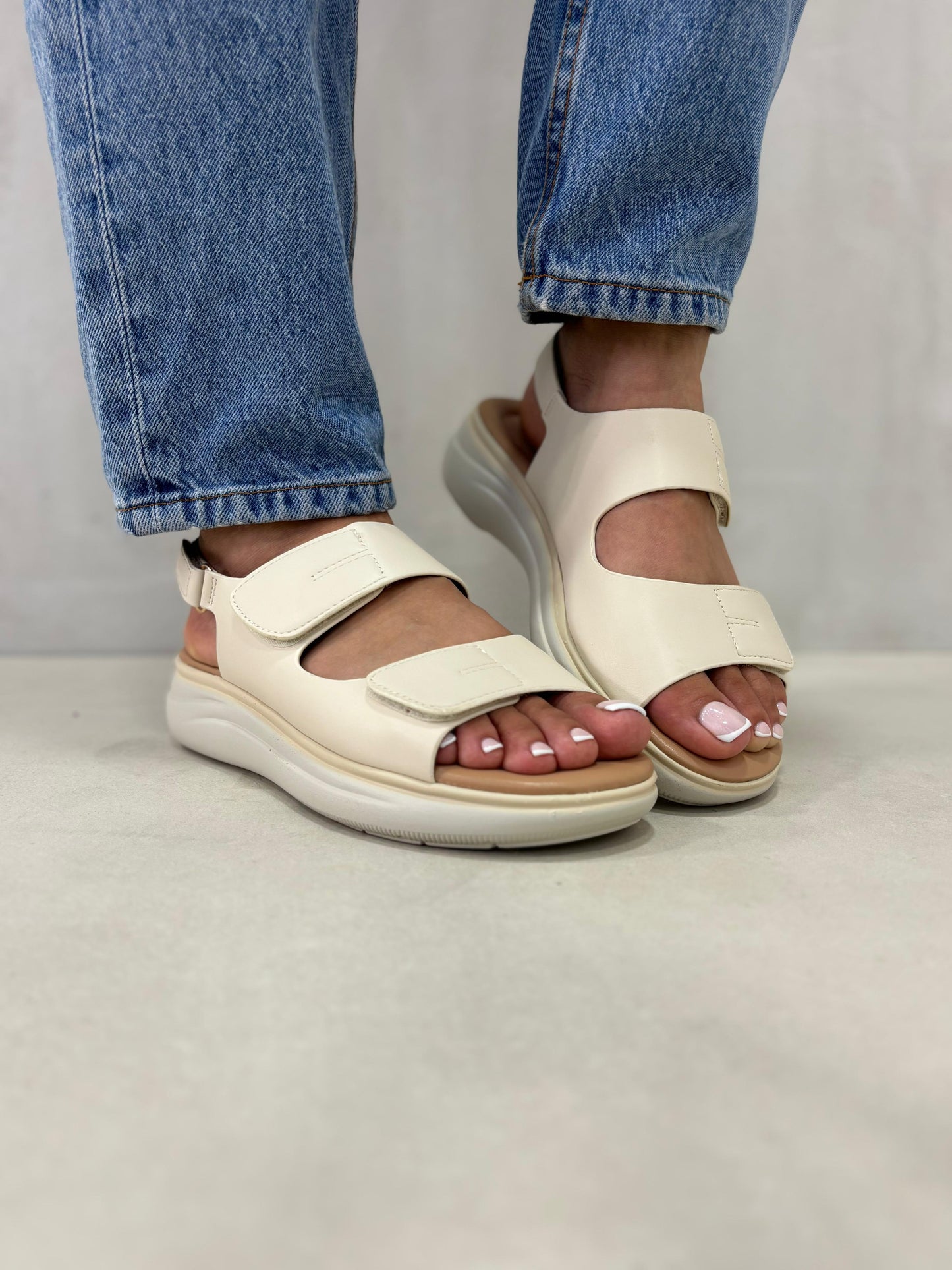 14358 – Sandalias Beige con Plataforma Ergonómica y Cierre de Velcro