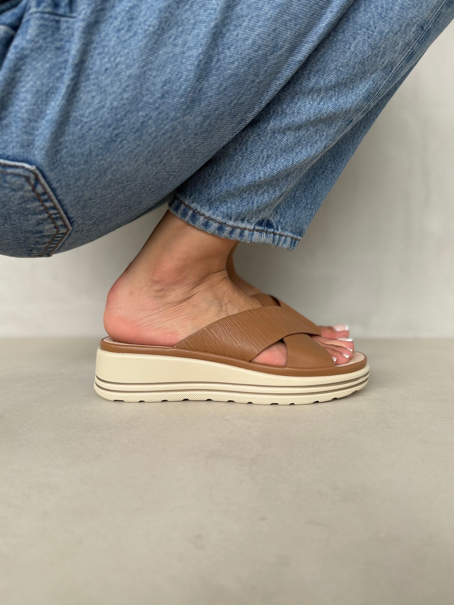 14039 - Sandalias de Plataforma con Cruce Frontal