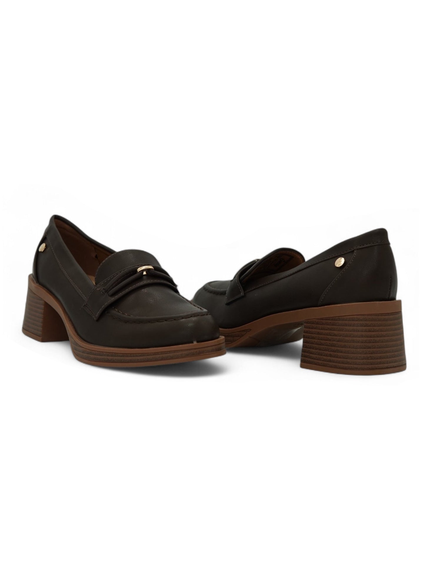 13999 - Mocasines Café Oscuro con Tacón de Madera y Detalle Metálico