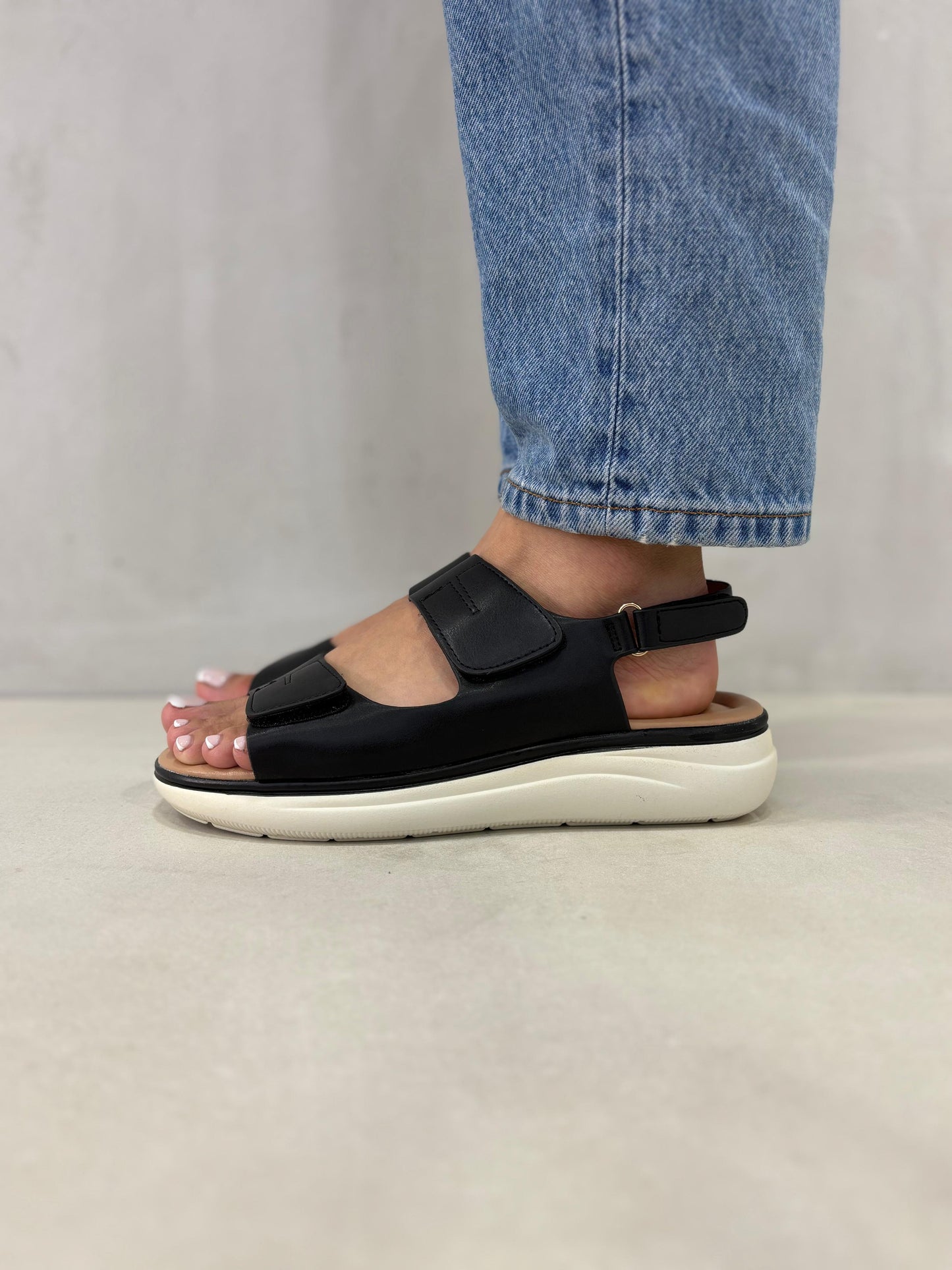 14356 – Sandalias Negras con Plataforma Ergonómica y Cierre Ajustable