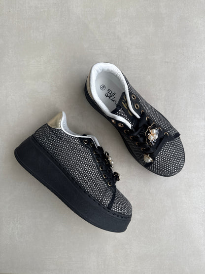14438 – Zapatillas Negras con Plataforma y Detalles Dorados