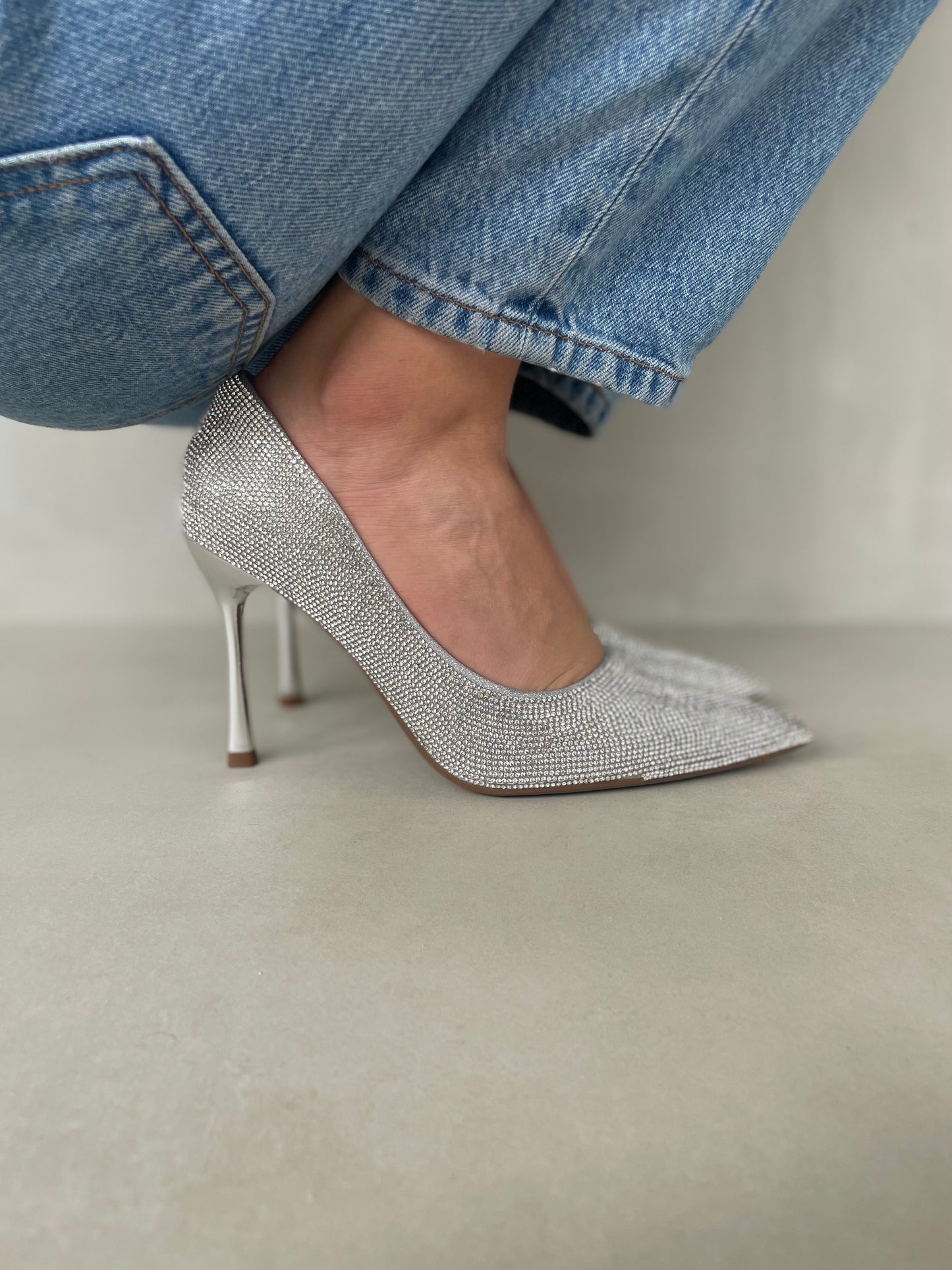 14260 – Tacones Plateados con Brillos Finos y Punta Cerrada