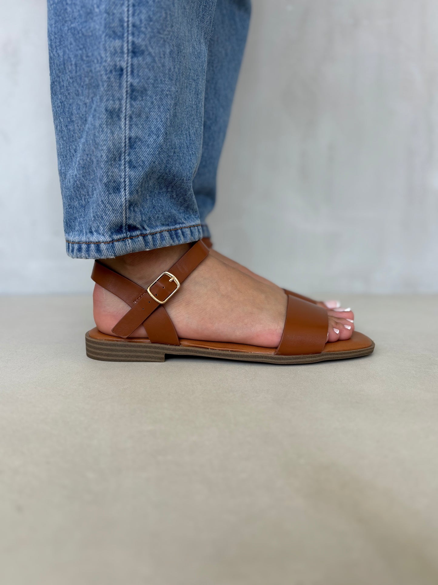 14411 – Sandalias Camel con Hebilla Dorada y Suela Baja