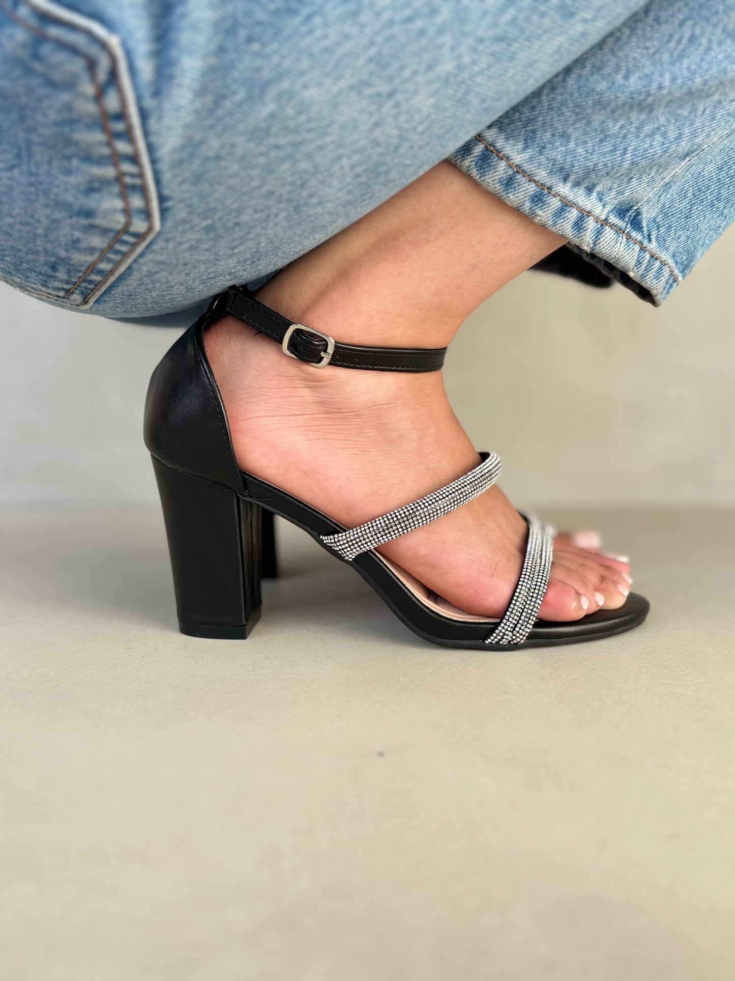 14330 – Sandalias negras con tiras brillantes y tacón alto para dama