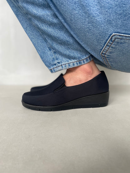 14084 – Zapatos Slip-On Negros Tejidos con Plataforma Ligera