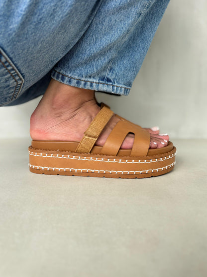 14345 – Sandalias Camel con Plataforma y Detalle Trenzado