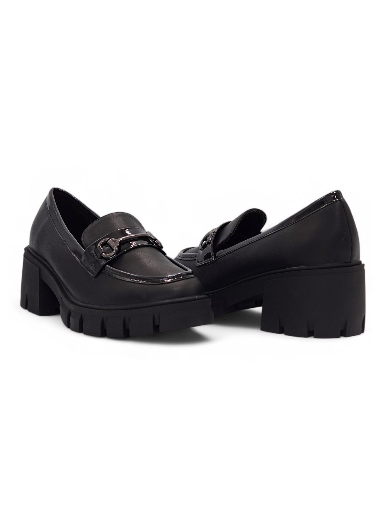 14064 - Mocasines para Mujer en Negro con Plataforma y Herraje Metálico