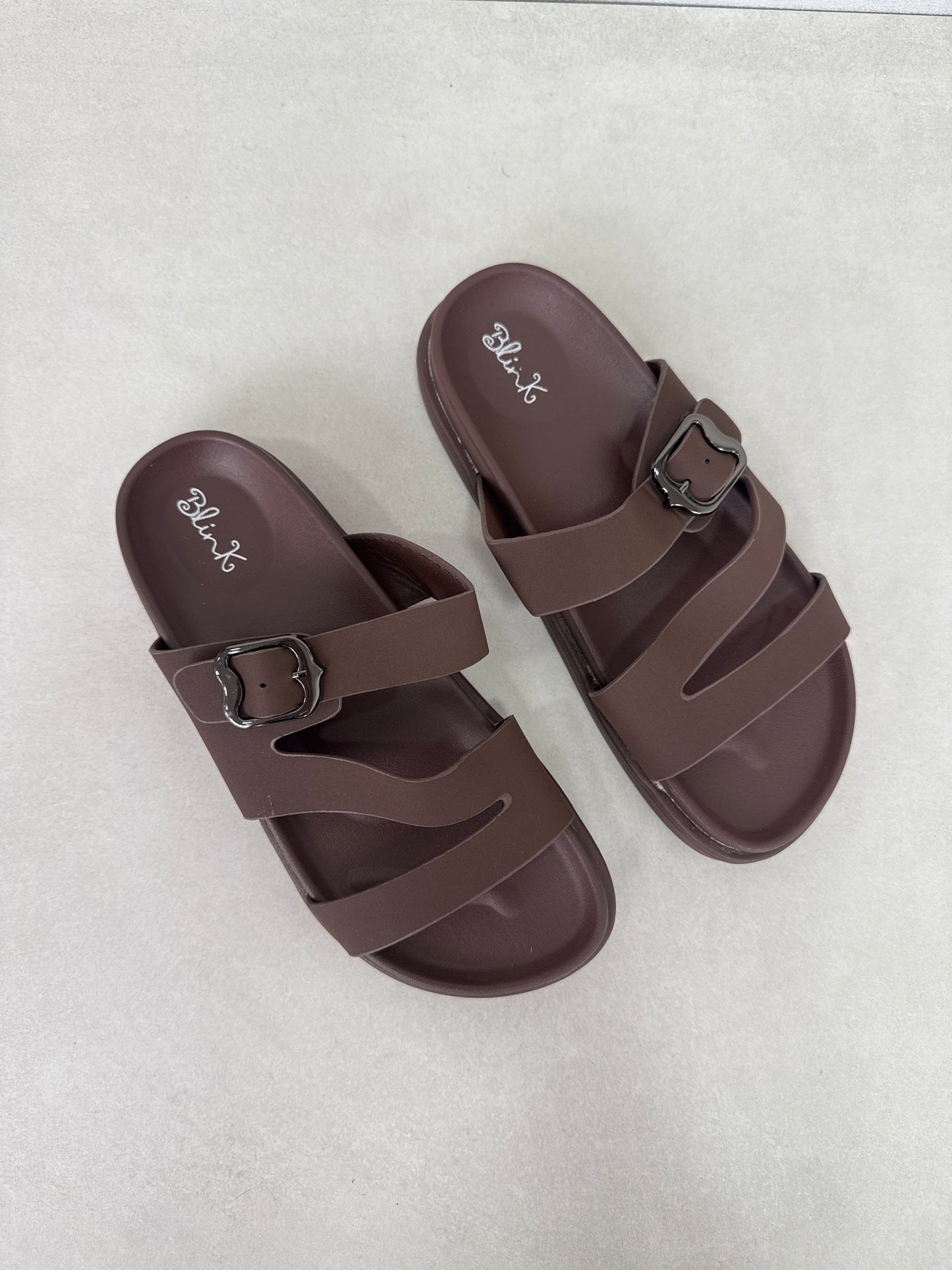 14473 – Sandalias Marrón con Hebilla Oscura y Diseño Cruzado