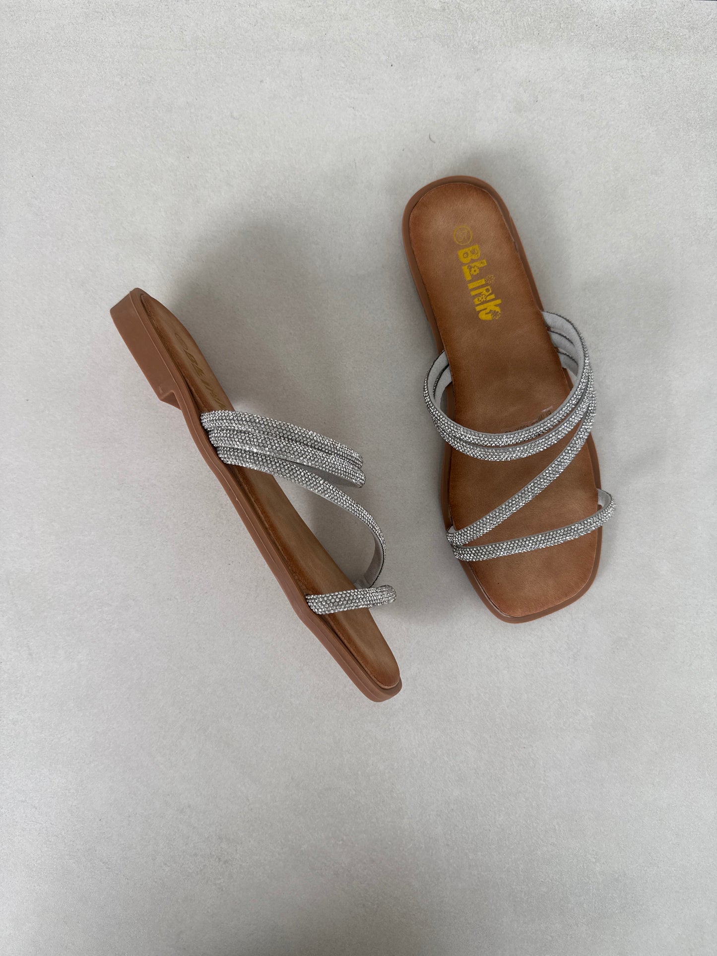 14470 – Sandalias Plateadas con Tiras Brillantes y Punta Cuadrada