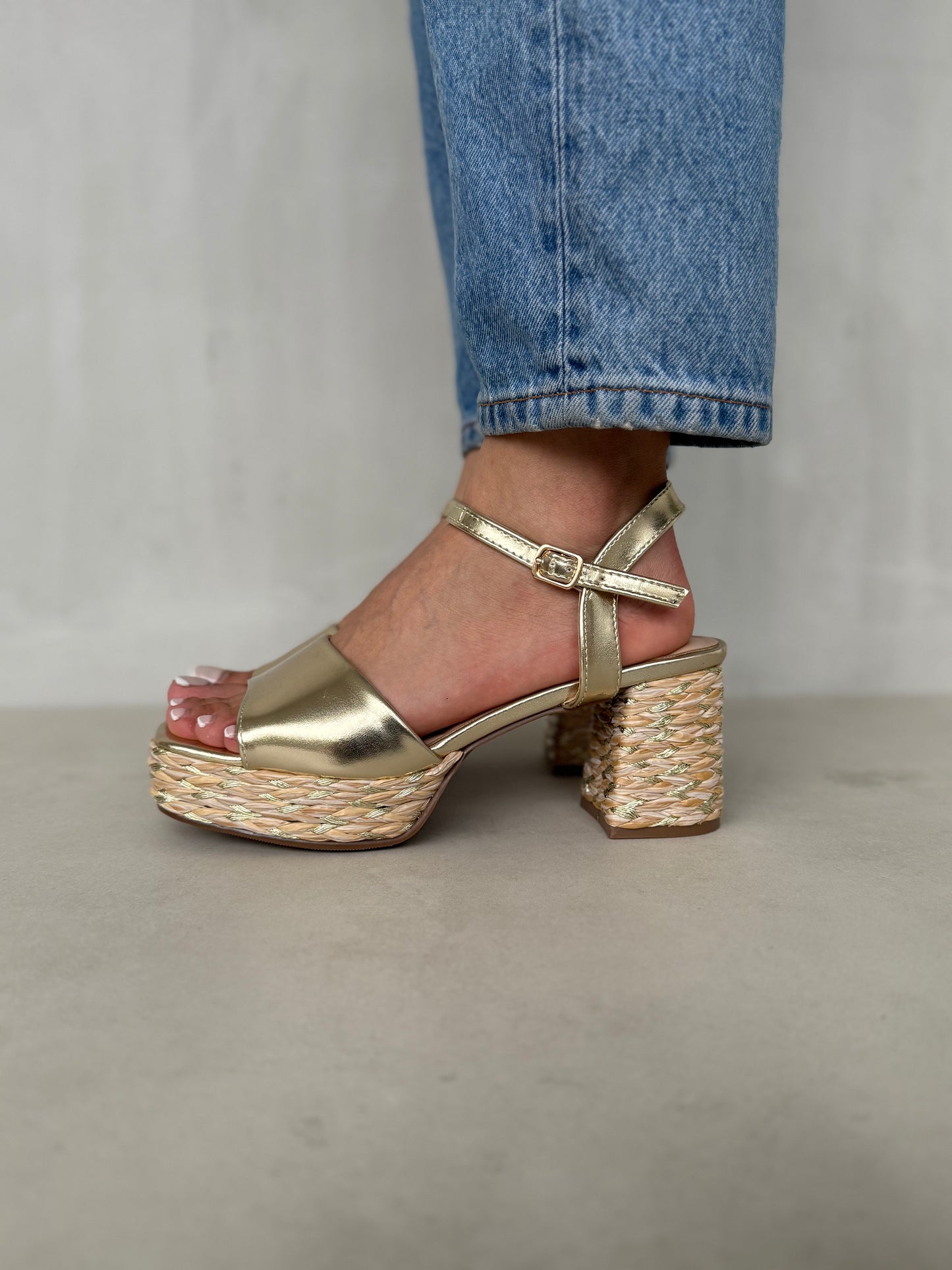 13753 – Sandalias de Tacón – Estilo Elegante en Color Marrón con Detalle Trenzado