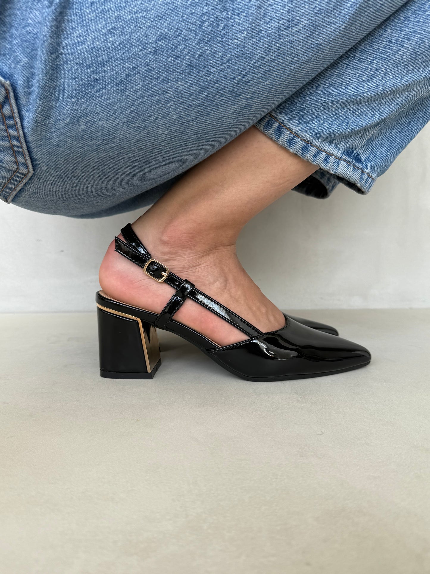 14343 – Zapatos de tacón negro charol con tiras cruzadas para dama