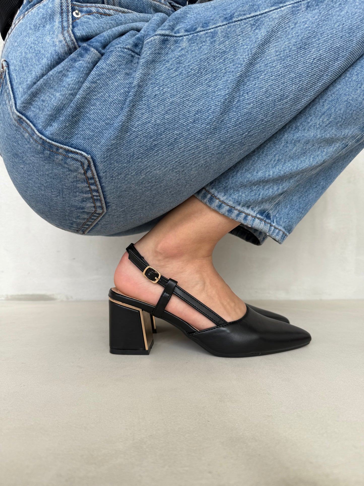 14342 – Zapatos de tacón negro con tiras cruzadas y pulsera ajustable para dama