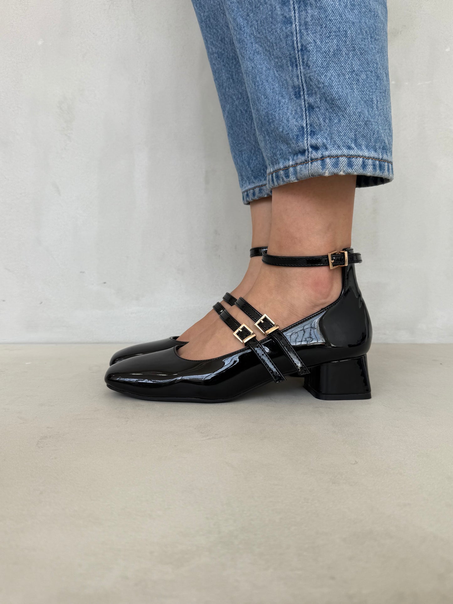 14313 – Mary Jane Negras de Charol con Doble Correa y Tacón Bajo