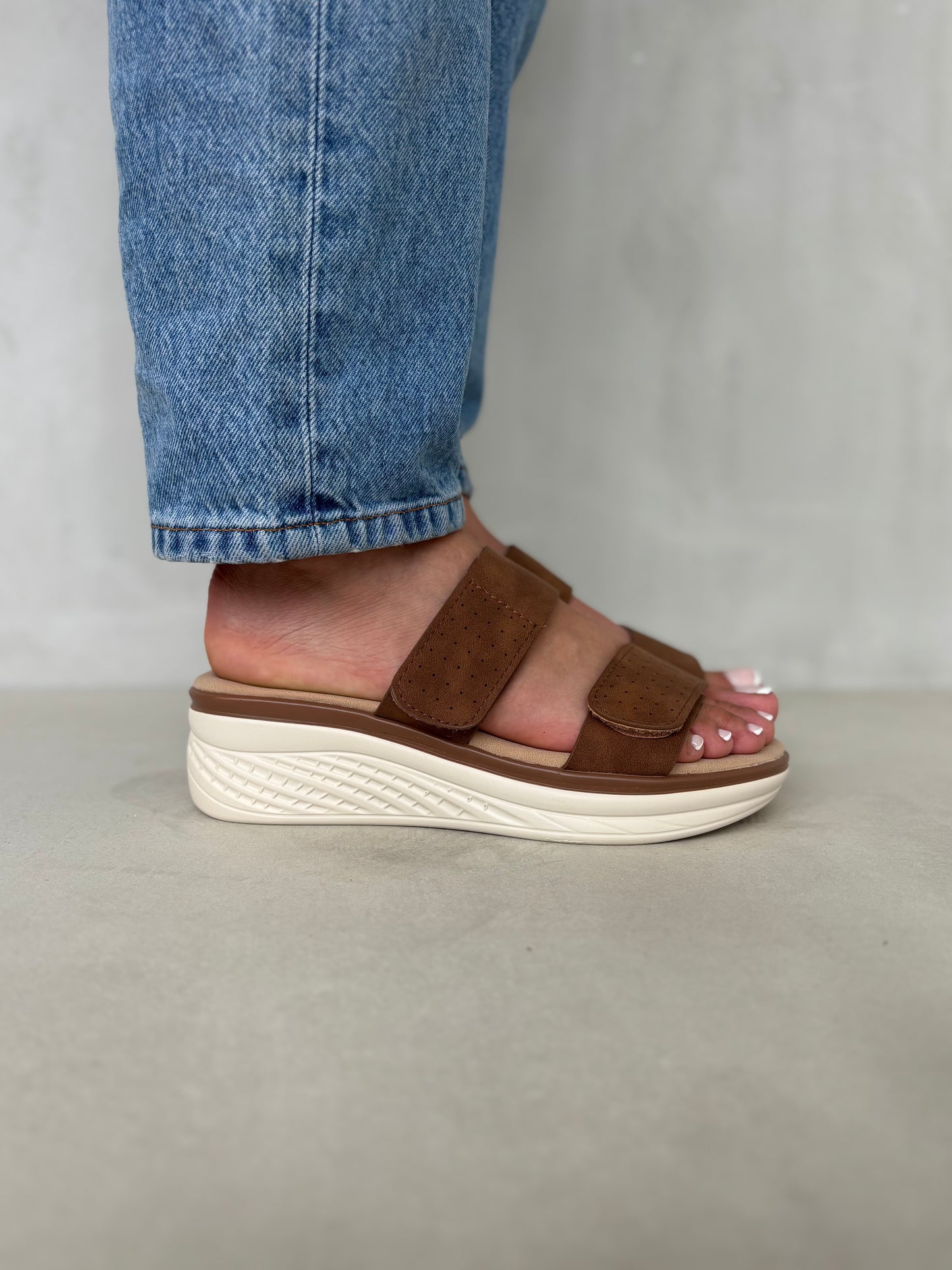 14363 – Sandalias Camel con Plataforma Ergonómica y Cierre de Velcro