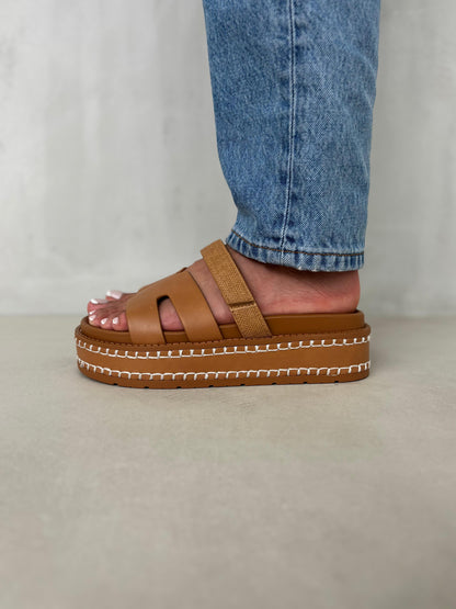 14345 – Sandalias Camel con Plataforma y Detalle Trenzado