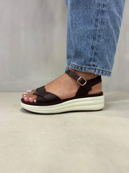 14325 – Sandalias Café con Plataforma Bicolor y Hebilla Ajustable