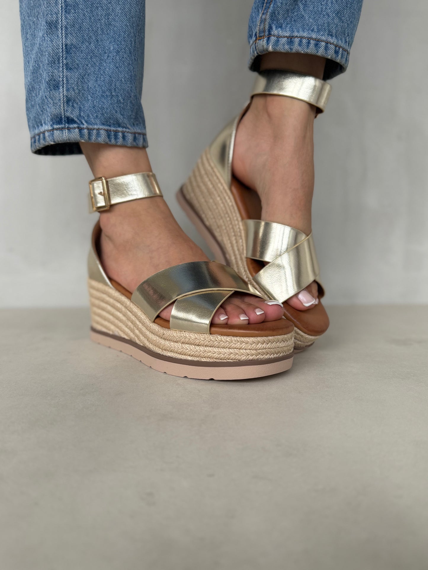 13746 - Sandalias para Mujer en Dorado Champagne con Cuña de Yute