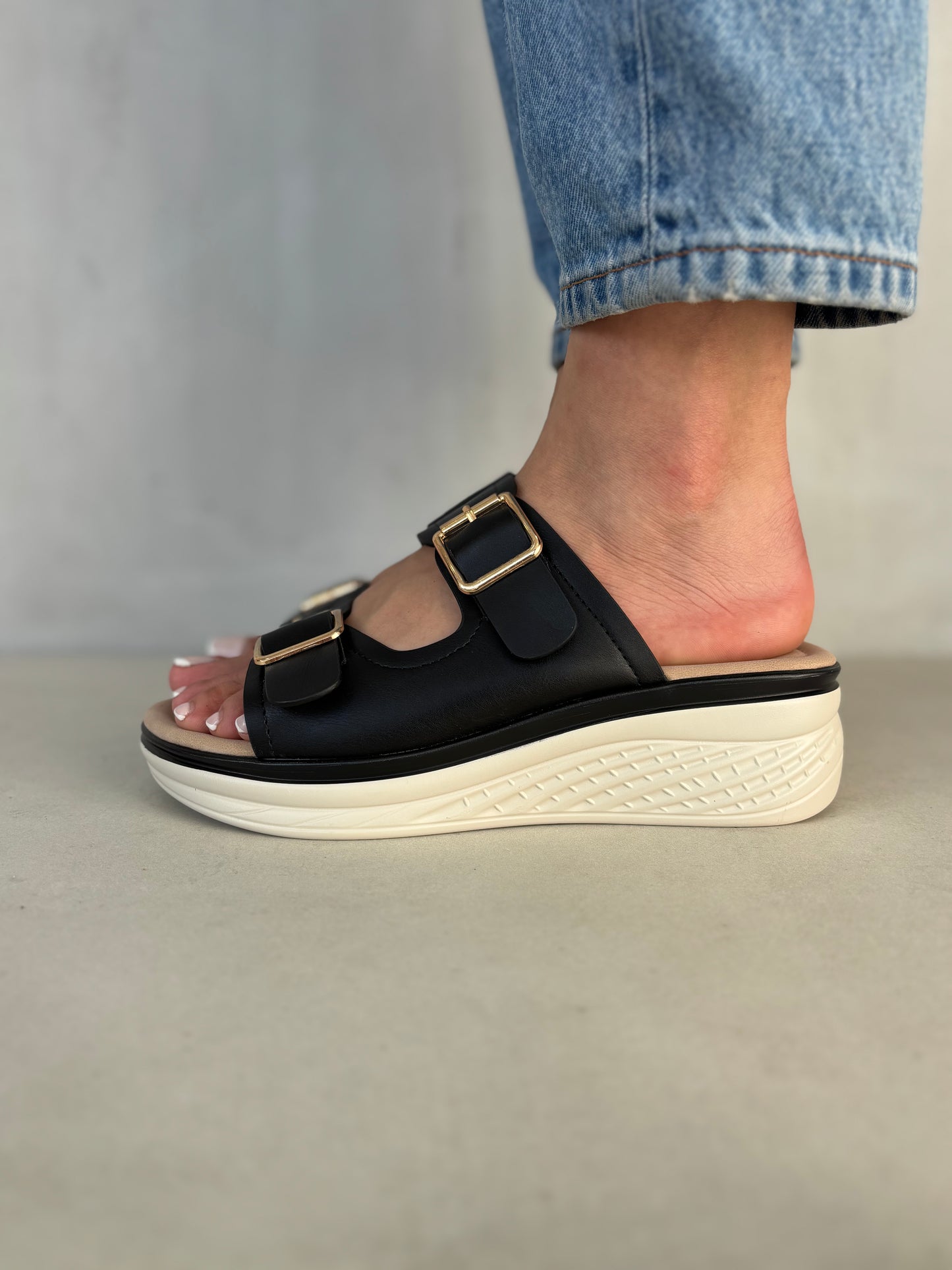 14365 – Sandalias con plataforma y hebillas doradas color negro para dama