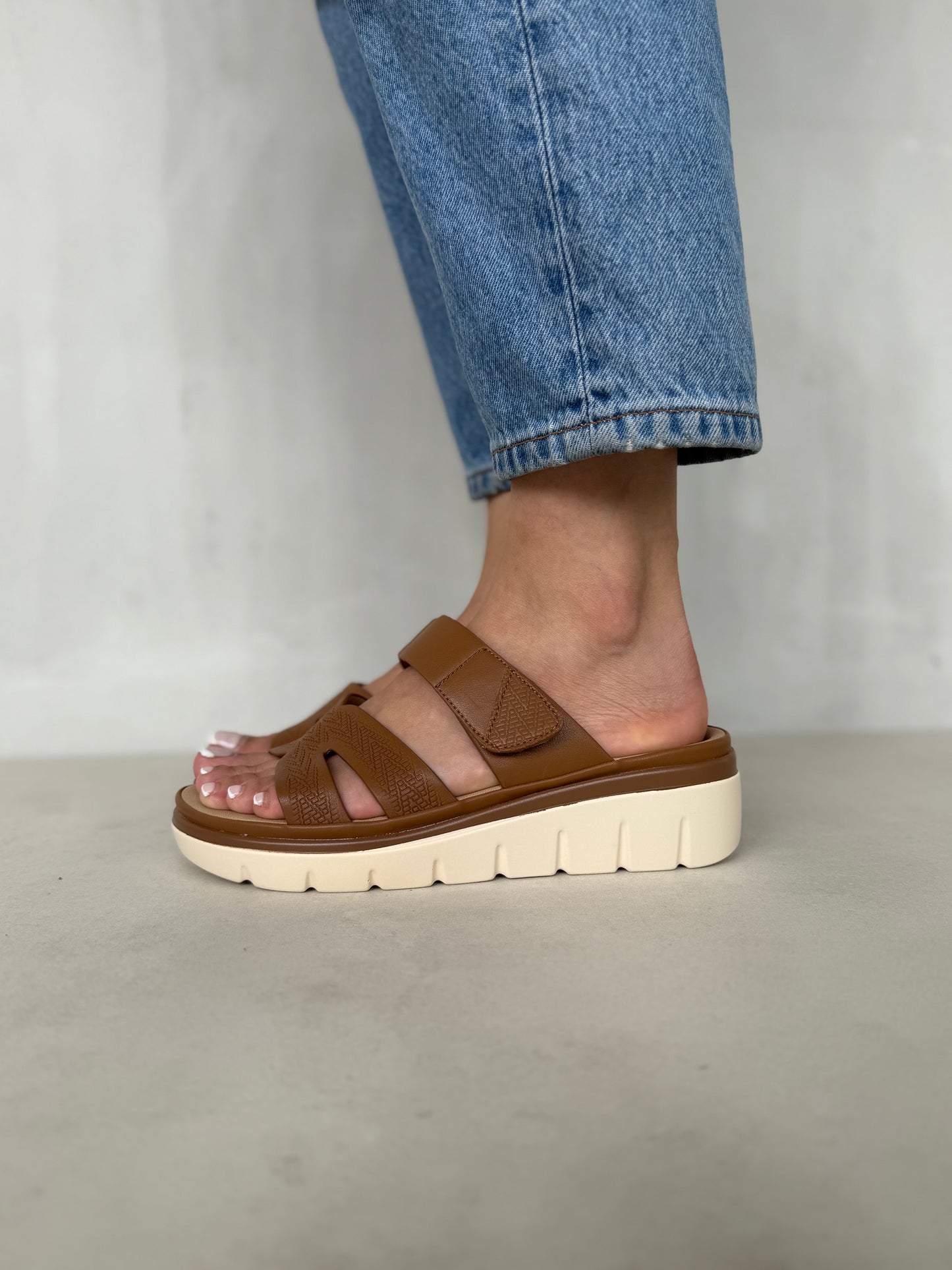 14033 - Sandalias Plataforma para Mujer en Color Terracota con Tiras Acolchadas