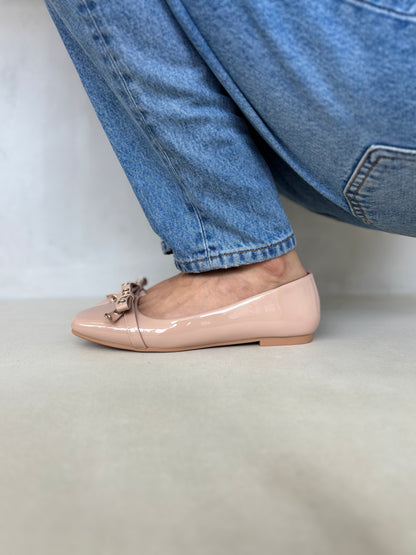 14458 – Bailarinas Beige de Charol con Lazo Frontal