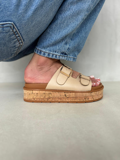 14355 – Sandalias Beige con Plataforma de Corcho y Hebillas Doradas