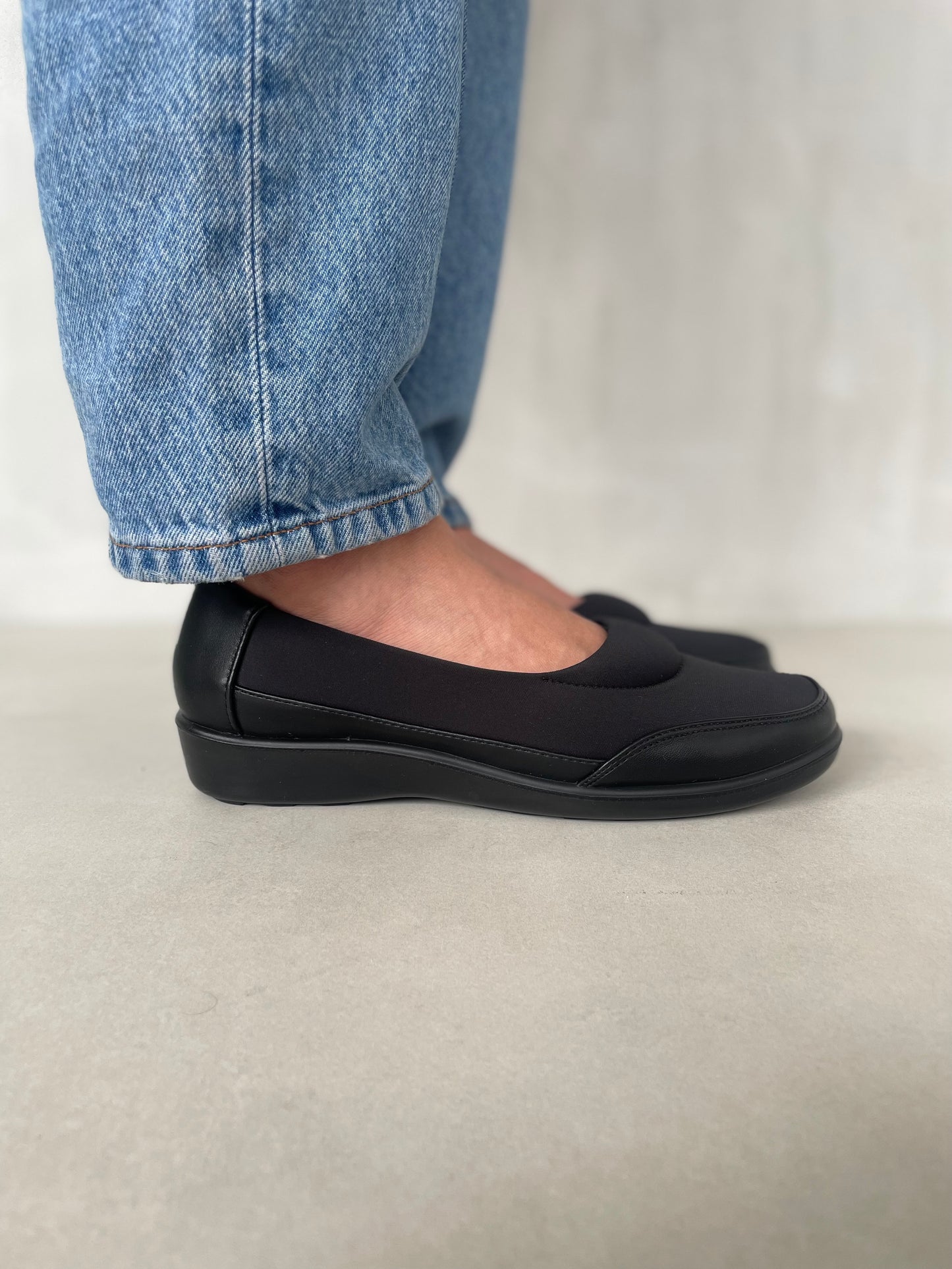 13095 – Zapatos Negros Tejidos con Suela Ergonómica