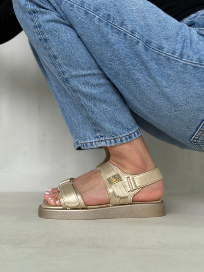 14046 - Sandalias Beige Metálicas con Broches Ajustables