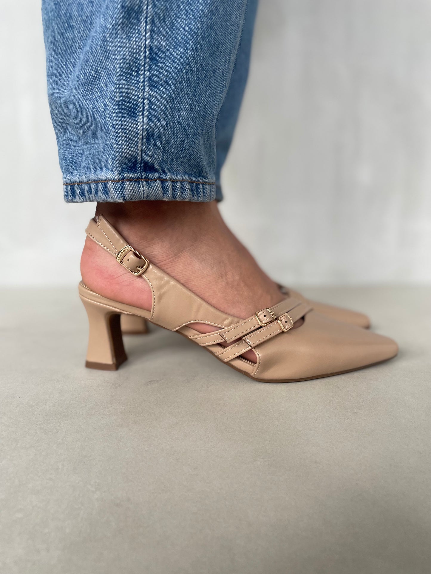 14249 – Zapatos Beige con Tacón Medio y Correas Cruzadas