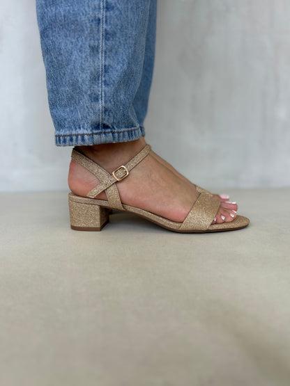 14247 – Sandalias doradas con glitter y tacón bajo para dama