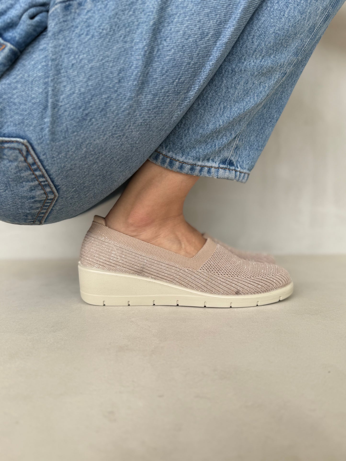 14083 – Zapatos Livianos Rosados con Plataforma Suave