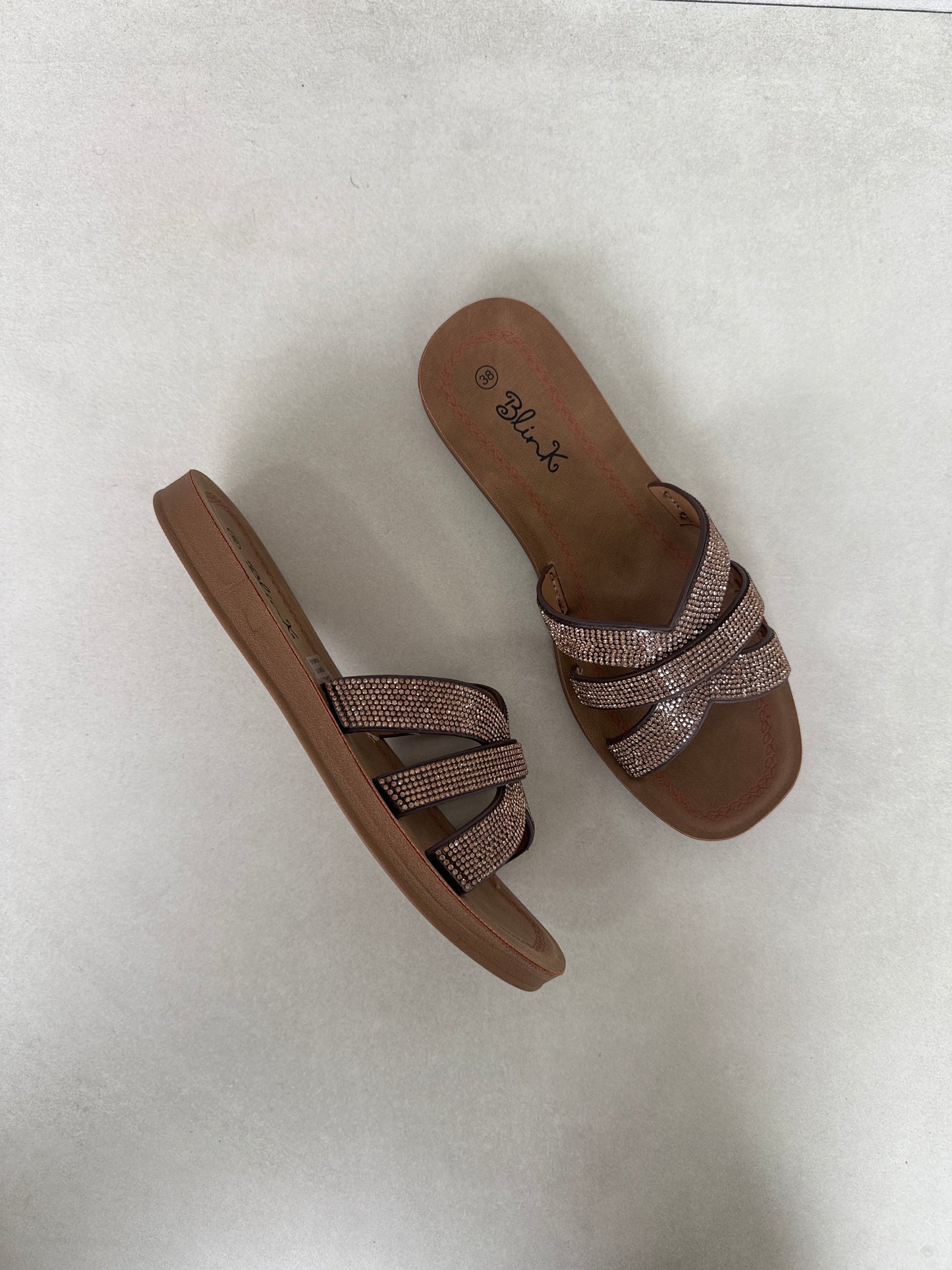 14502 – Sandalias Marrones con Brillo Cruzado