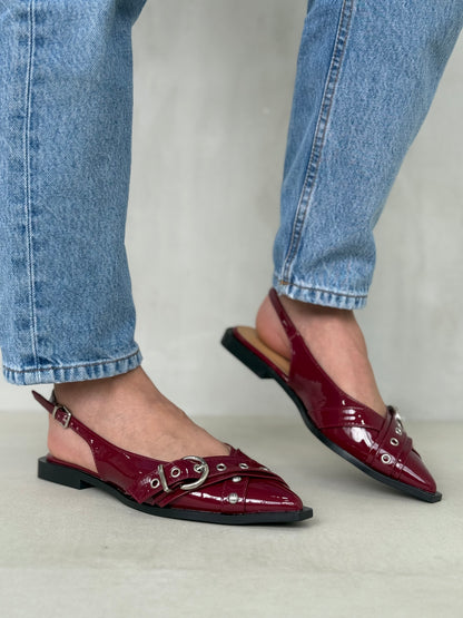 14096 - Zapatos Slingback en Charol Vino con Hebillas y Tachuelas